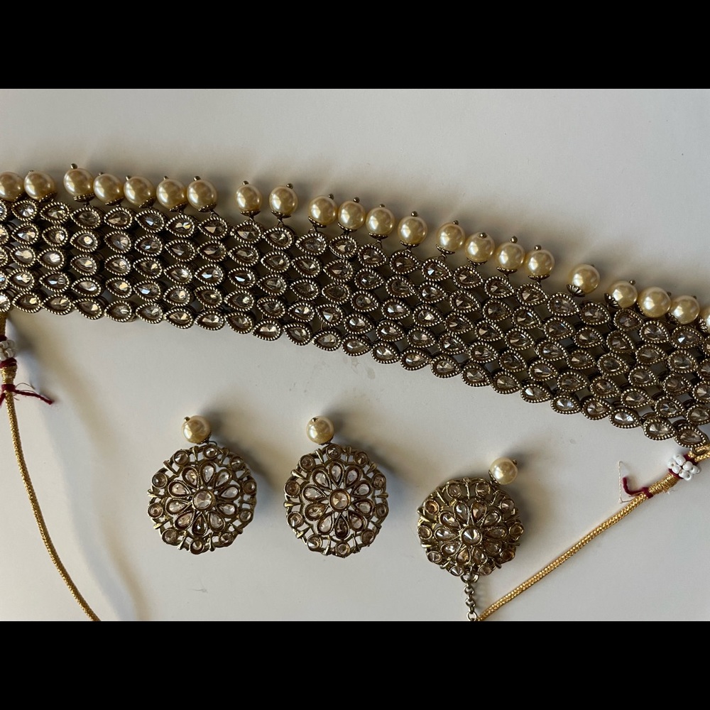 Choker set with earrings and tikka - Picture 3 of 6
